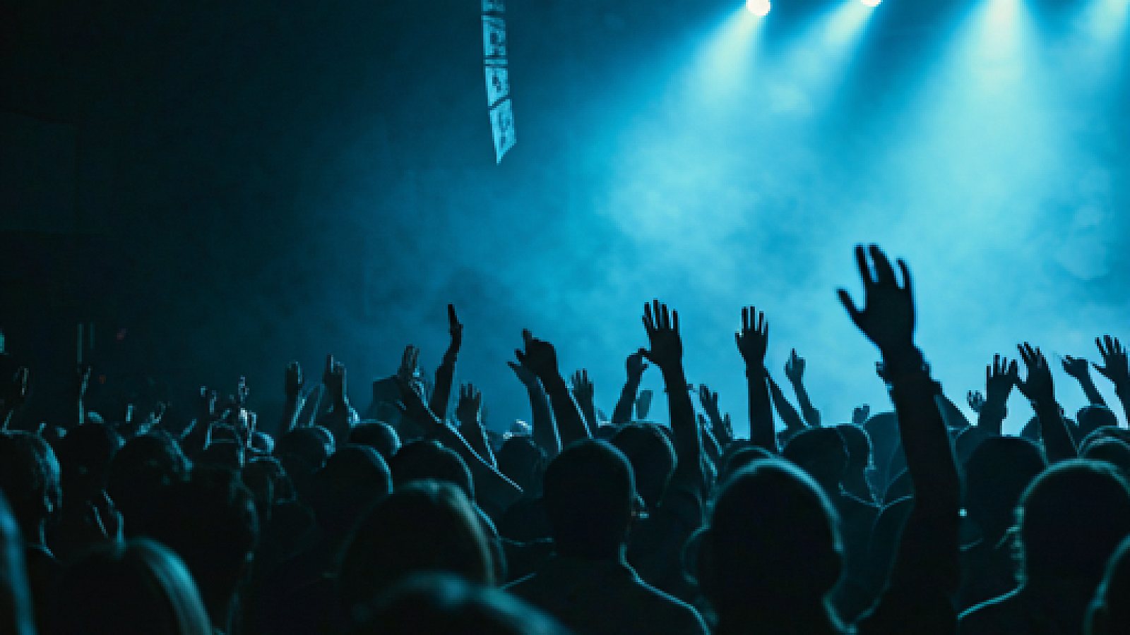 Público en un concierto con luces rojas